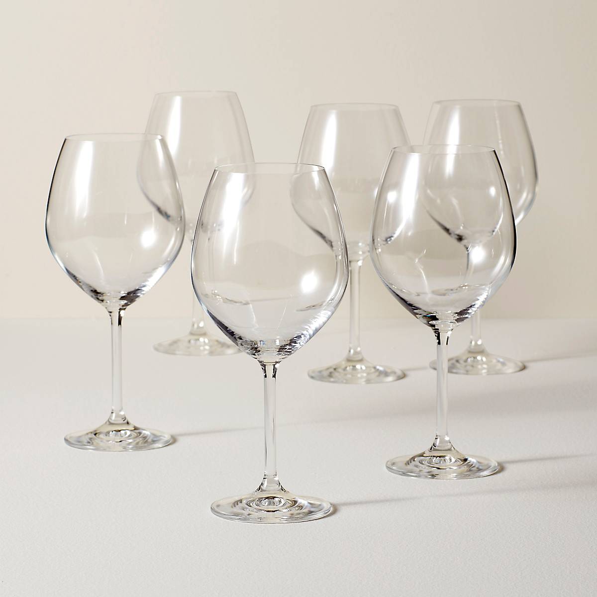 Distinctive wine glasses for everyday drinks
